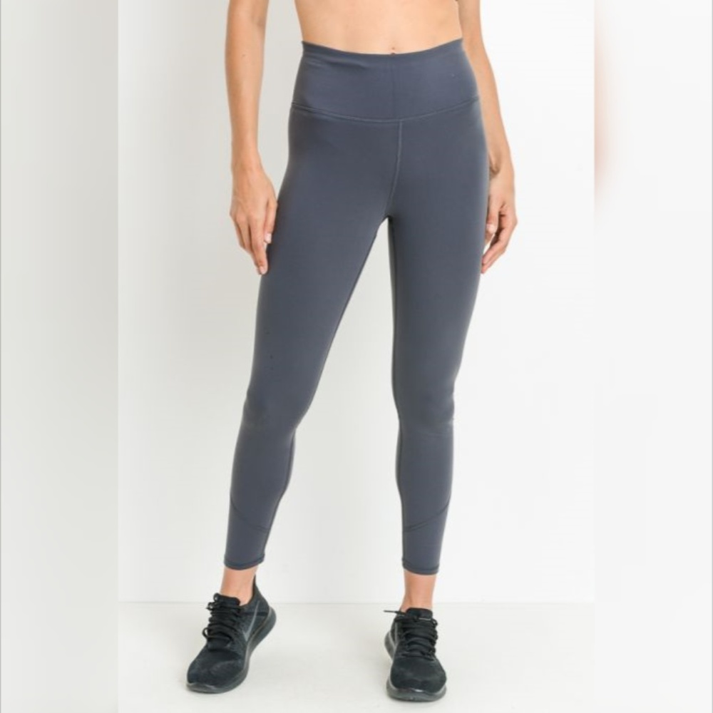 Highwaist Performance Essential Solid Leggings - image 1